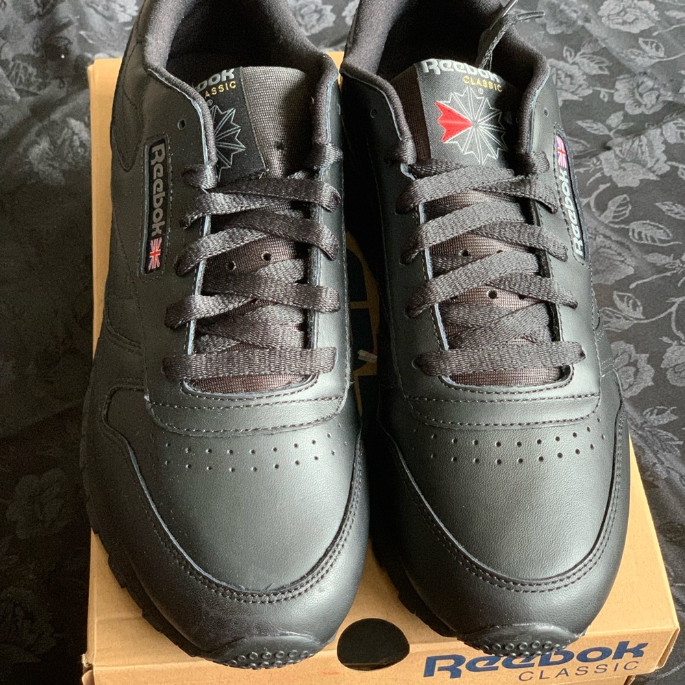 Black Classic Reebok - Picture 2 of 4